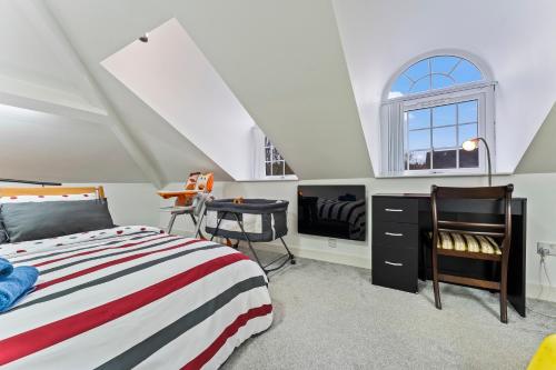 Exquisite 2-Bedroom Penthouse-Sleeps 7-Free Parking with Workspace & High-Speed WiFi photo 8