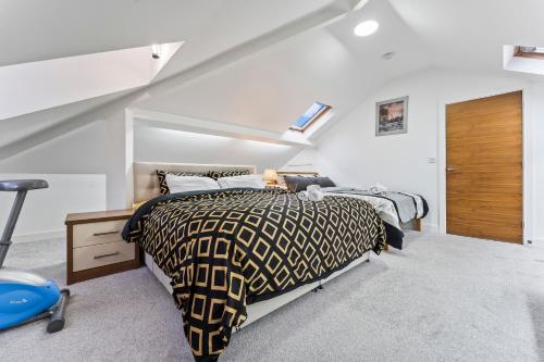 Exquisite 2-Bedroom Penthouse-Sleeps 7-Free Parking with Workspace & High-Speed WiFi photo 21
