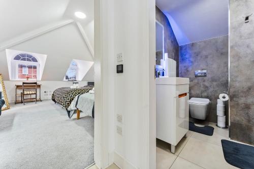 Koupelna v ubytování Exquisite 2-Bedroom Penthouse-Sleeps 7-Free Parking with Workspace & High-Speed WiFi