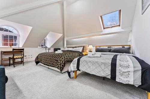 Postel nebo postele na pokoji v ubytování Exquisite 2-Bedroom Penthouse-Sleeps 7-Free Parking with Workspace & High-Speed WiFi