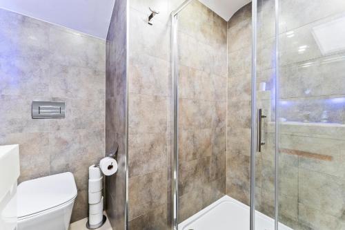 Exquisite 2-Bedroom Penthouse-Sleeps 7-Free Parking with Workspace & High-Speed WiFi photo 41