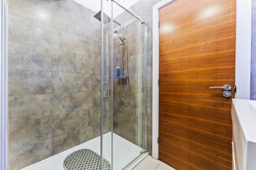 Exquisite 2-Bedroom Penthouse-Sleeps 7-Free Parking with Workspace & High-Speed WiFi photo 42