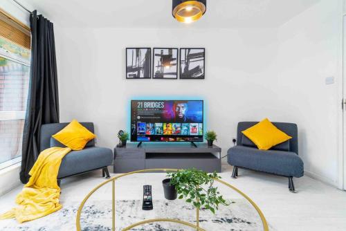 a living room with two couches and a tv at 2 Bedroom Apartment in Birmingham City-centre with Free Parking in Birmingham