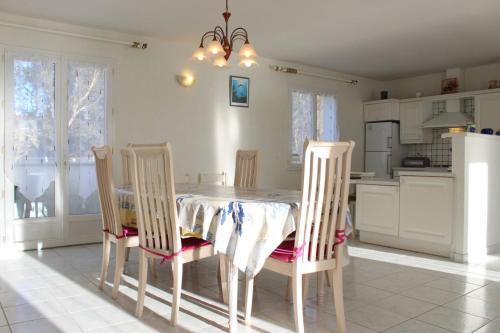 - une cuisine avec une table à manger et des chaises dans l'établissement Maison 4 pièces 6 couchages Saint Pierre d'Oléron SPO000-046, à Saint-Pierre-dʼOléron