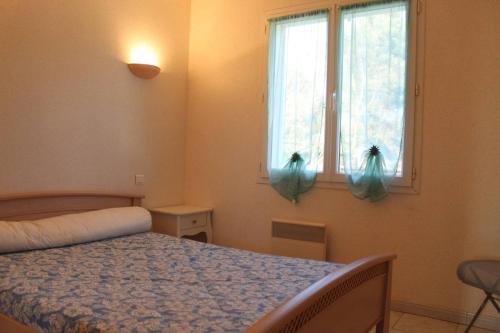 une chambre avec un lit et deux fenêtres dans l'établissement Maison 4 pièces 6 couchages Saint Pierre d'Oléron SPO000-046, à Saint-Pierre-dʼOléron