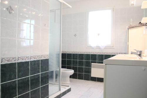 une salle de bain avec une douche, des toilettes et un lavabo dans l'établissement Maison 4 pièces 6 couchages Saint Pierre d'Oléron SPO000-046, à Saint-Pierre-dʼOléron