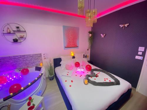 a room with a tub and a bed in a room at L'Escale Balnéo'Romantique - Loveroom - Jacuzzi & Petit déjeuner in Villiers-sur-Marne