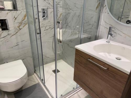 Un baño de Sky View Malabata Family only