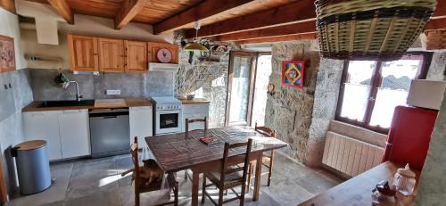 Kuchyň nebo kuchyňský kout v ubytování Maison en Ardèche