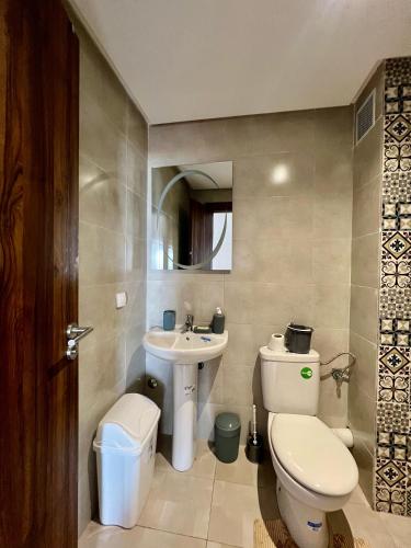 Un baño de apartment facing the sea