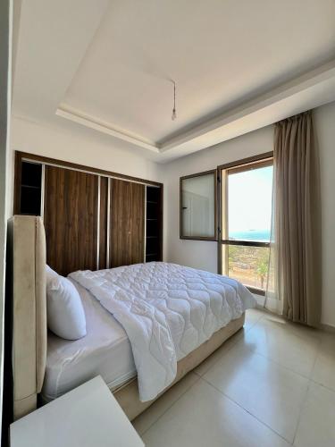 Una cama o camas en una habitación de apartment facing the sea
