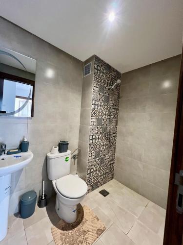 Un baño de apartment facing the sea