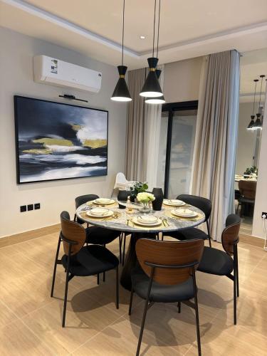 a dining room with a table and chairs at Three bedrooms compound - شقة انيقة ثلاث غرف كمباوند in Dammam
