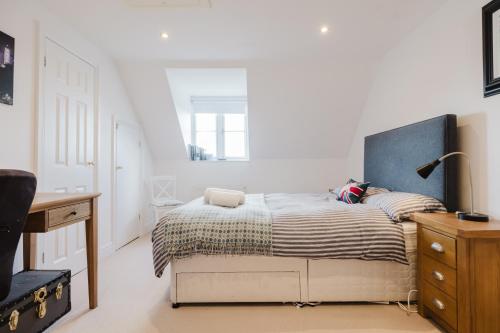 Μια τηλεόραση ή/και κέντρο ψυχαγωγίας στο Stylish Retreat with Private Garden in Tetbury