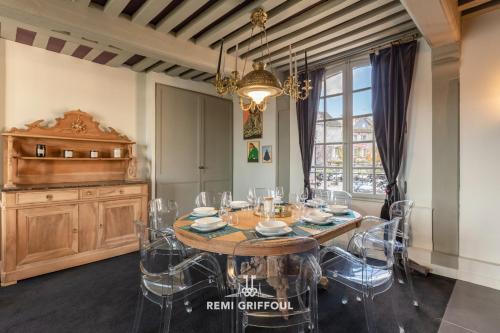 une salle à manger avec une table et des chaises dans l'établissement La Demeure du Clocher 4 AC On the Port & Place Sainte-Catherine 8 g, à Honfleur