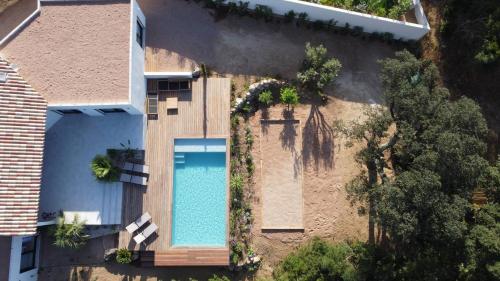 een bovenaanzicht van een zwembad aan de zijkant van een huis bij suara in Pinarellu