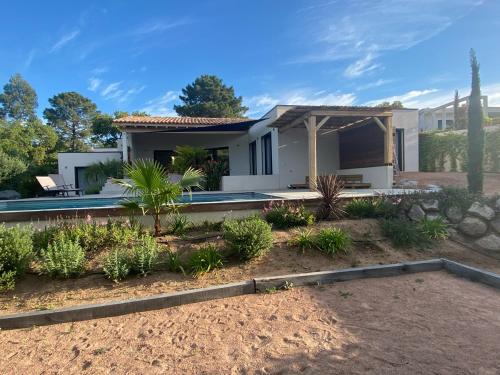 een huis met een zwembad ervoor bij suara in Pinarellu