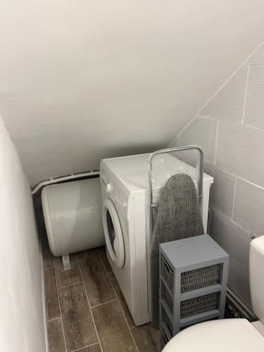 La salle de bains est pourvue d'un lave-linge et d'une chaise. dans l'établissement Charming studio in a good location, à Vallauris