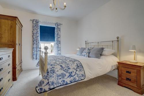 une chambre avec un lit et une fenêtre dans l'établissement Amity House by Winterton Cottages, à Winterton-on-Sea