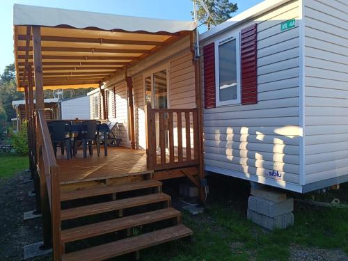 une terrasse couverte d'une petite maison avec terrasse dans l'établissement Mobile home Grand confort, à Lège-Cap-Ferret