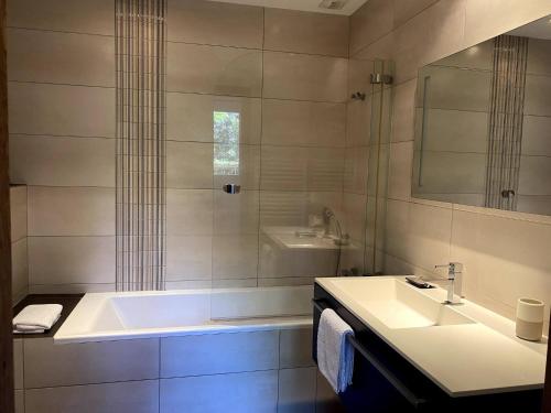 une salle de bain avec un lavabo et une baignoire dans l'établissement t3cj n14, à Pinarellu