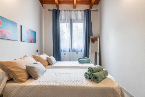 two twin beds in a room with a window at Casa Matilde - Villa San Pietro in Villa San Pietro
