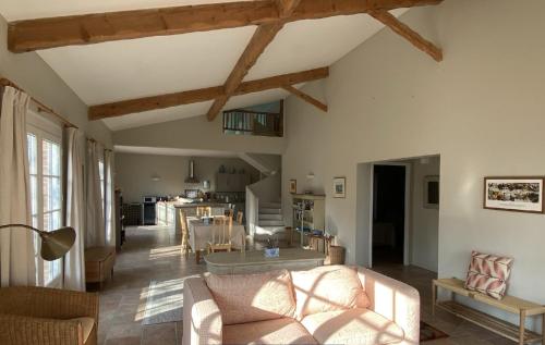 un salon avec un canapé et une table dans l'établissement Cottage in French Tuscany, à Roquemaure