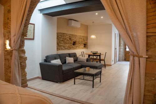a living room with a couch and a table at Can Joan Loft Alt Empordà in Ordis