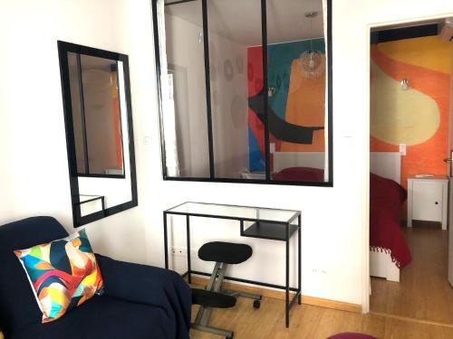 - un salon avec un canapé et deux miroirs dans l'établissement En cœur de ville et climatisé - Le Off Sète, à Sète
