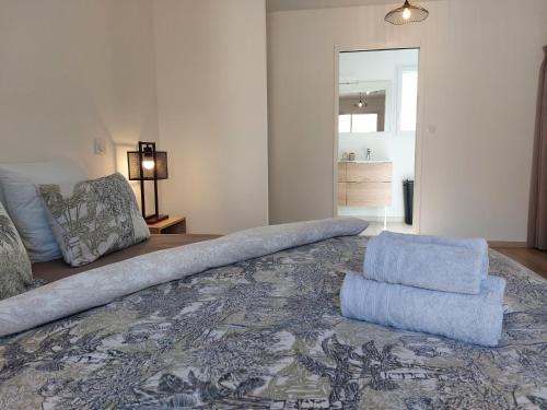 un salon avec un canapé et une chaise dans l'établissement 