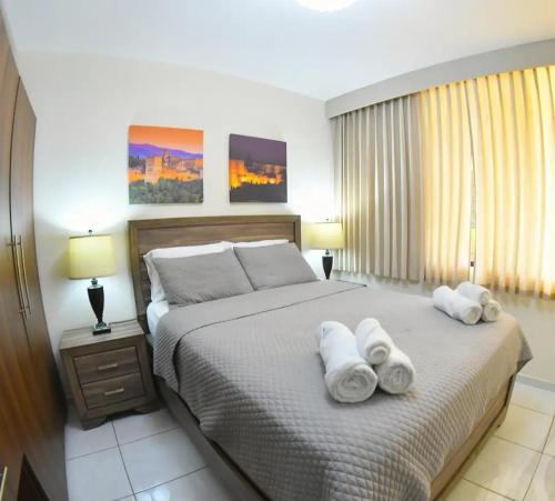 une chambre avec un lit avec des serviettes dessus dans l'établissement Kartagus Centric, à San Salvador