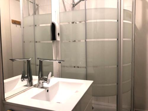 une salle de bain avec un lavabo et une douche dans l'établissement En cœur de ville et climatisé - Le Off Sète, à Sète