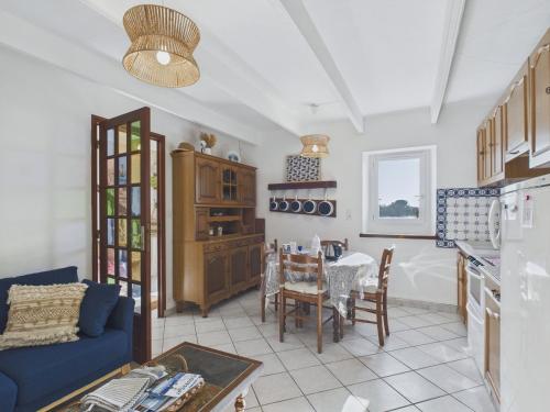 un salon avec un canapé bleu et une table dans l'établissement Vue mer - Maison avec jardin pour 2, à Plouguerneau