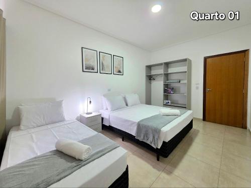 a bedroom with two beds in a room at 2 quartos prox centro, Argentina, Marco 3 front in Foz do Iguaçu