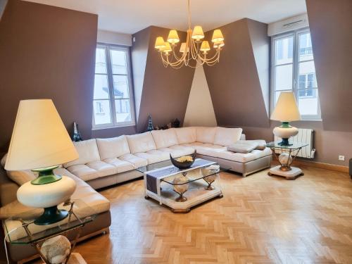 a living room with a white couch and two lamps at EXIGEHOME appartement de standing centre ville 3 chambres in Le Plessis-Robinson