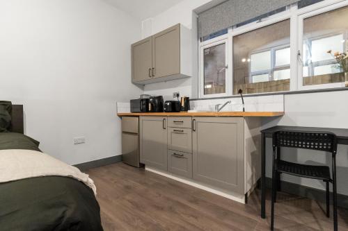 Cheerful Moseley Studio - 2 photo 5
