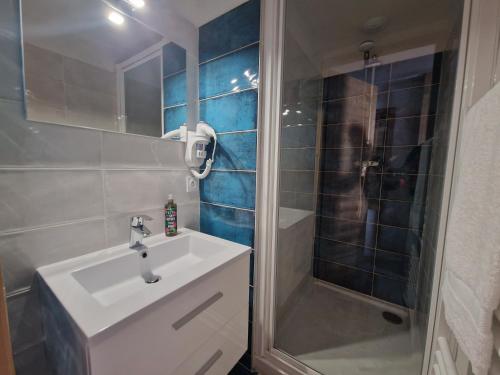 une salle de bain avec un lavabo et une douche dans l'établissement Les gémeaux, à La Plagne Tarentaise