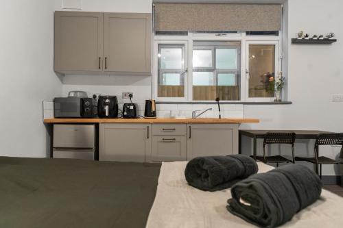Cheerful Moseley Studio - 2 photo 9
