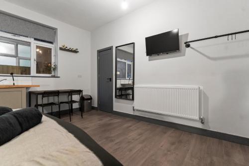 Cheerful Moseley Studio - 2 photo 6