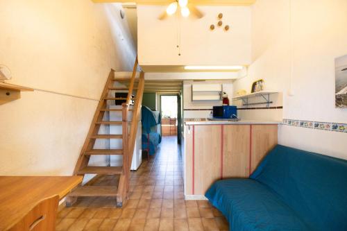 une petite maison avec un escalier et une cuisine dans l'établissement Le Tre, à Appietto