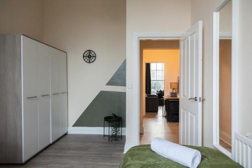 Katil atau katil-katil dalam bilik di Stylish 2-Bedroom Apartment with 4 Beds, Free Parking, Specials