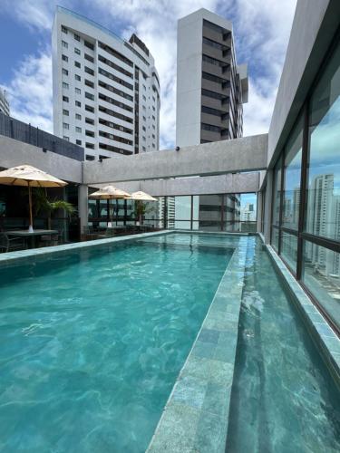 ein Schwimmbad auf dem Dach eines Gebäudes in der Unterkunft Rooftop 1102 in Recife
