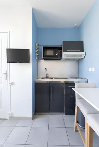 une cuisine avec un évier et un micro-ondes dans l'établissement SV - Cozy Studio Vieux Port, à Marseille