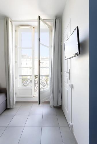 une chambre vide avec une porte et une fenêtre dans l'établissement SV - Cozy Studio Vieux Port, à Marseille