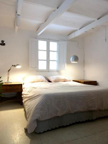 ein Schlafzimmer mit großem Bett und Fenster in der Unterkunft La maison de oiseaux in Salambôo