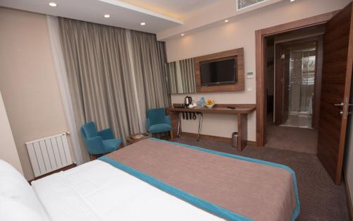 Tempat tidur dalam kamar di Görükle Güler Park Hotel