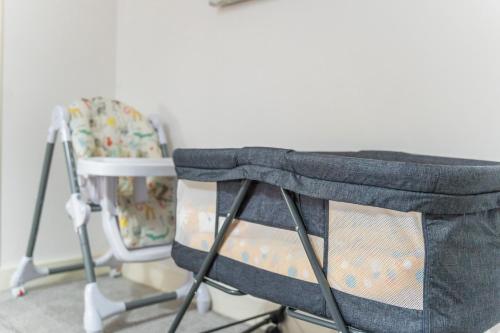 Bloom Court -Sleeps 6-Free Parking with Workspace & High-Speed WiFi photo 13