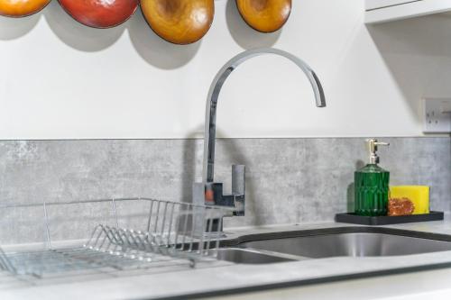 Bloom Court -Sleeps 6-Free Parking with Workspace & High-Speed WiFi photo 26