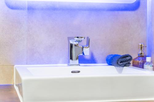 Bloom Court -Sleeps 6-Free Parking with Workspace & High-Speed WiFi photo 39