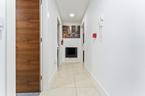 Bloom Court -Sleeps 6-Free Parking with Workspace & High-Speed WiFi photo 20